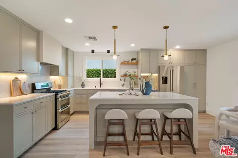 23445 Sylvan St, Woodland Hills, CA 91367
