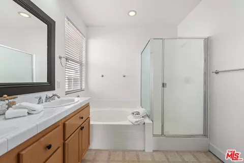 Bath - 6304 Starview Dr, Lancaster, CA 93536 photo 2 of 4