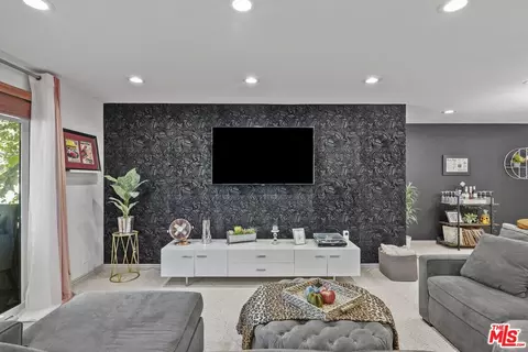6752 Hillpark Dr #202, Los Angeles, CA 90068