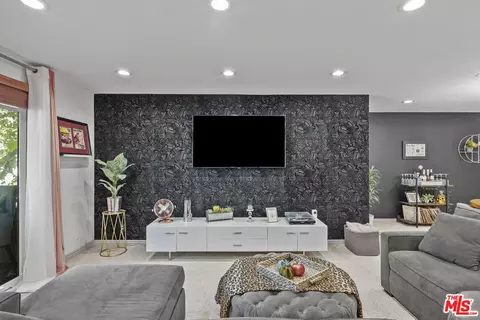 6752 Hillpark Dr #202, Los Angeles, CA 90068