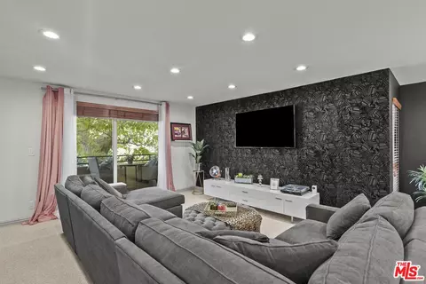 6752 Hillpark Dr #202, Los Angeles, CA 90068