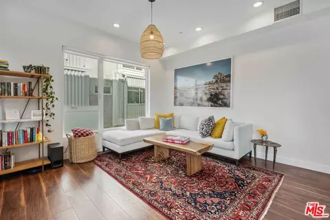 6024 W Beachwood Ln, Los Angeles, CA 90038