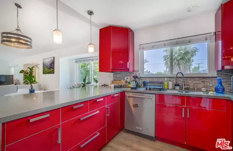 Kitchen - 403 Brooks Ave, Venice, CA 90291 photo 7 of 11