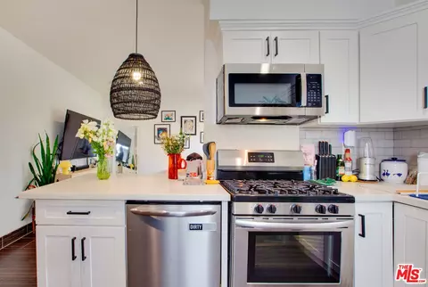 Kitchen - 403 Brooks Ave, Venice, CA 90291 photo 11 of 11