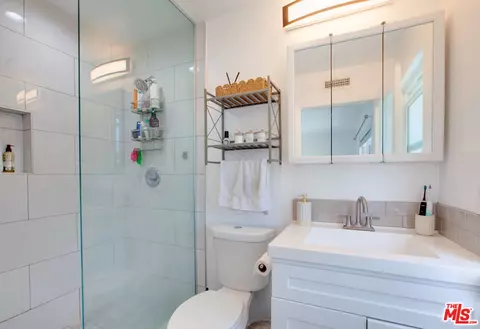 Bath - 403 Brooks Ave, Venice, CA 90291 photo 4 of 7
