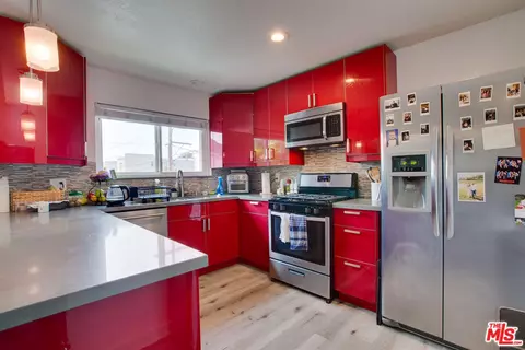 Kitchen - 403 Brooks Ave, Venice, CA 90291 photo 5 of 11
