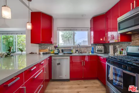 Kitchen - 403 Brooks Ave, Venice, CA 90291 photo 6 of 11