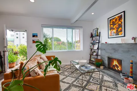 Living - 403 Brooks Ave, Venice, CA 90291 photo 2 of 6