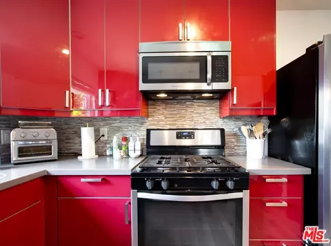 Kitchen - 403 Brooks Ave, Venice, CA 90291 photo 8 of 11