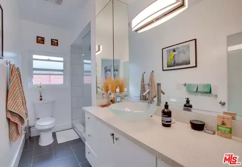 Bath - 403 Brooks Ave, Venice, CA 90291 photo 1 of 7