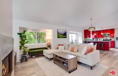 Living - 403 Brooks Ave, Venice, CA 90291 photo 5 of 6