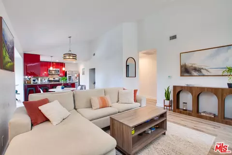 Living - 403 Brooks Ave, Venice, CA 90291 photo 6 of 6