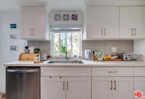 Kitchen - 403 Brooks Ave, Venice, CA 90291 photo 3 of 11