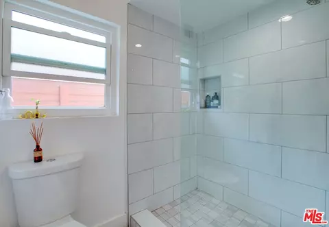 Bath - 403 Brooks Ave, Venice, CA 90291 photo 2 of 7