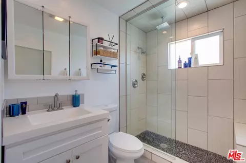 Bath - 403 Brooks Ave, Venice, CA 90291 photo 5 of 7