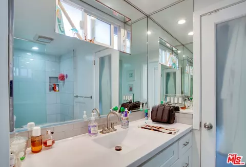Bath - 403 Brooks Ave, Venice, CA 90291 photo 7 of 7