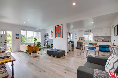 Living - 403 Brooks Ave, Venice, CA 90291 photo 1 of 6