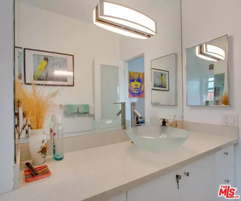 Bath - 403 Brooks Ave, Venice, CA 90291 photo 3 of 7