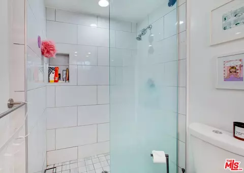 Bath - 403 Brooks Ave, Venice, CA 90291 photo 6 of 7