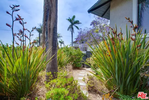 Exterior - 403 Brooks Ave, Venice, CA 90291 photo 4 of 11