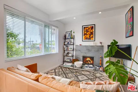 Living - 403 Brooks Ave, Venice, CA 90291 photo 3 of 6