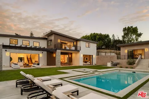 38 Dapplegray Rd, Bell Canyon, CA 91307