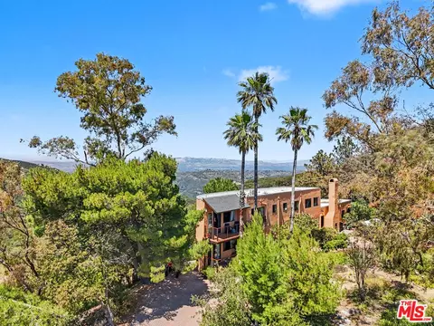 Exterior - 22067 Saddle Peak Rd, Topanga, CA 90290 photo 2 of 10