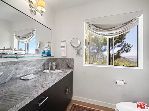 Bath - 22067 Saddle Peak Rd, Topanga, CA 90290 photo 4 of 7