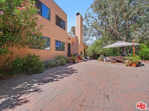 Exterior - 22067 Saddle Peak Rd, Topanga, CA 90290 photo 5 of 11