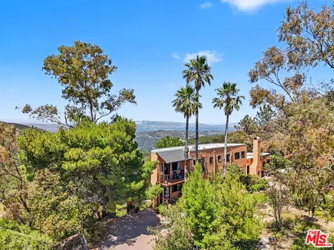 Exterior - 22067 Saddle Peak Rd, Topanga, CA 90290 photo 2 of 11