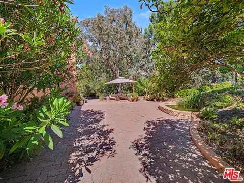 Exterior - 22067 Saddle Peak Rd, Topanga, CA 90290 photo 4 of 11