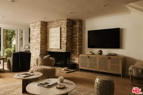 263 S Barrington Ave, Los Angeles, CA 90049