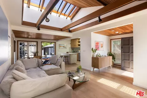 5850 Vesper Ave, Van Nuys, CA 91411