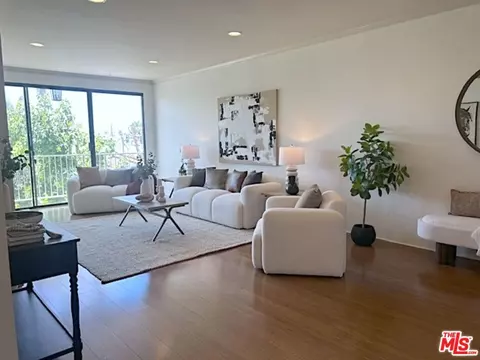 8455 Fountain Ave #302, West Hollywood, CA 90069