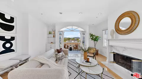 9848 Vidor Dr #402, Los Angeles, CA 90035
