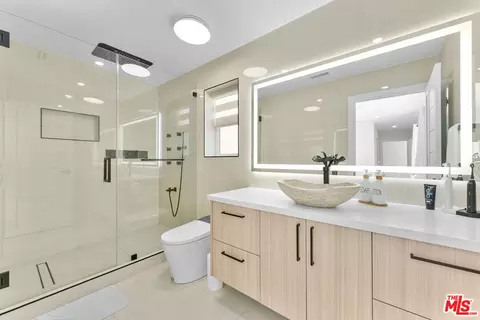 Bath - 10360 Mcclemont Ave, Tujunga, CA 91042 photo 1 of 3