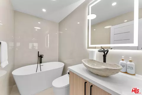 Bath - 10360 Mcclemont Ave, Tujunga, CA 91042 photo 3 of 3