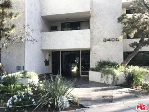 8400 De Longpre Ave #104, West Hollywood, CA 90069