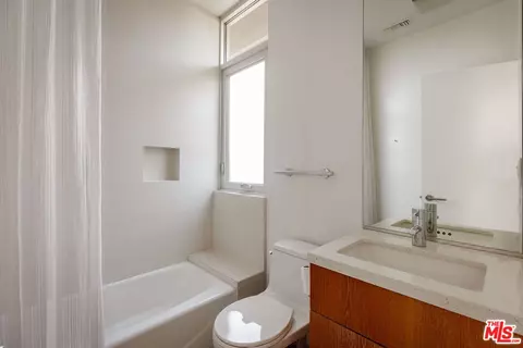 Bath - 628 Penn St, El Segundo, CA 90245 photo 9 of 9
