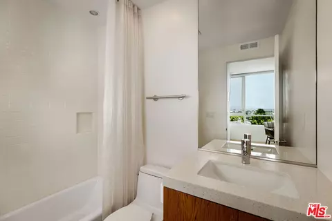 Bath - 628 Penn St, El Segundo, CA 90245 photo 8 of 9