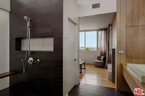 Bath - 628 Penn St, El Segundo, CA 90245 photo 2 of 9