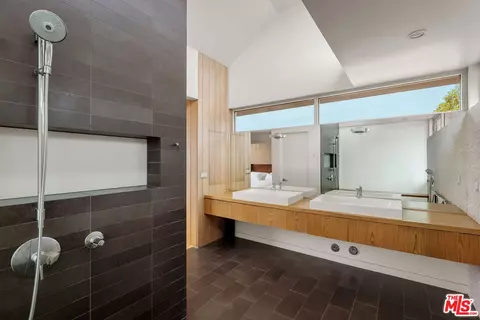 Bath - 628 Penn St, El Segundo, CA 90245 photo 3 of 9