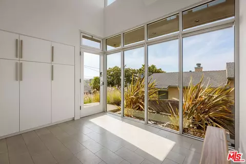 Entry Way - 628 Penn St, El Segundo, CA 90245 photo 2 of 7