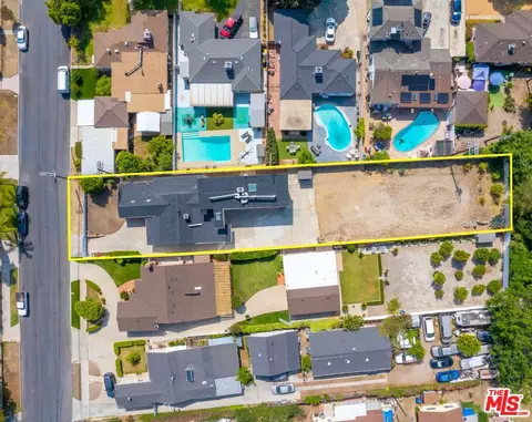 10741 Stagg St, Sun Valley, CA 91352