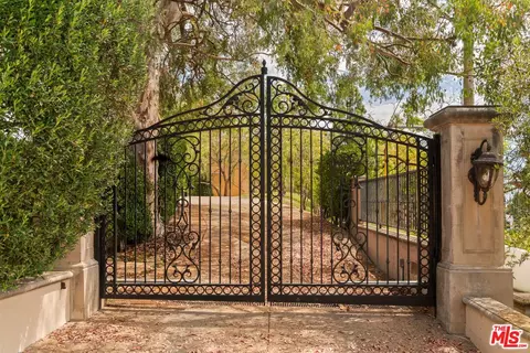 2600 Bowmont Dr, Beverly Hills, CA 90210