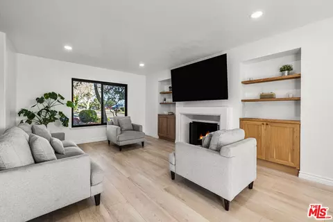 Living - 2313 Rynerson Ct, Simi Valley, CA 93065 photo 2 of 3