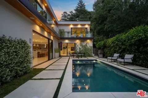 1884 Laurel Canyon Rd, Los Angeles, CA 90046