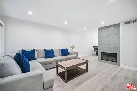 7714 Via Sorrento #22, Burbank, CA 91504