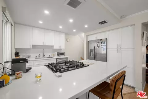 18333 Hatteras St #20, Tarzana, CA 91356