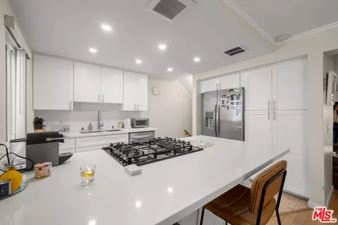 18333 Hatteras St #20, Tarzana, CA 91356